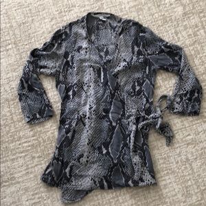 Diane vonFurstenberg size M wrap shirt!🙌